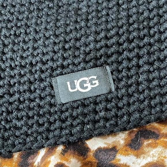Brand New UGG Black Knit Pom-Pom Beanie Winter Hat Preppy Classic - Picture 3 of 13